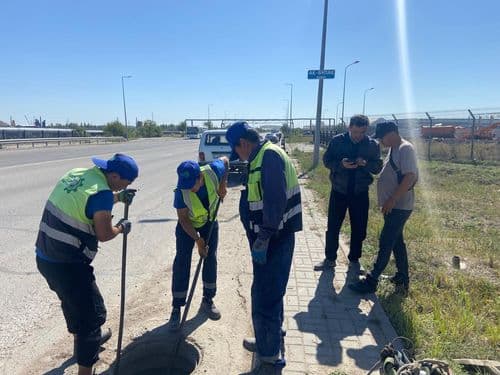 ОЧИСТКА ДОЖДЕПРИЕМНИКОВ ВРУЧНУЮ – УСЕРДНЫЙ ТРУД СЛЕСАРЕЙ