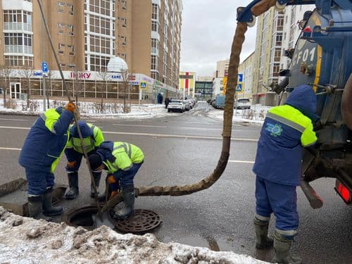 ОЧИСТКА ДОЖДЕПРИЕМНИКОВ – УПОРНЫЙ ТРУД СЛЕСАРЕЙ