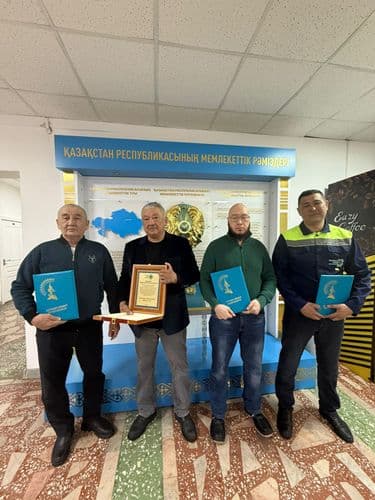 Юбилей сотрудников: генеральный директор поздравил работников предприятия